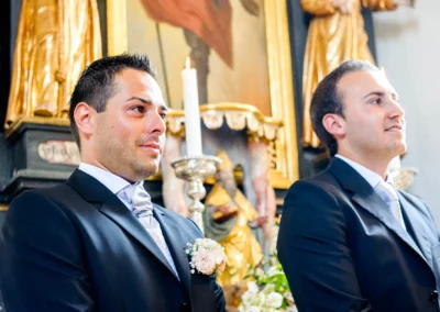 Gaste bei kirchlicher Trauung in Ottendichl. Hochzeitsfotograf zeigt emotionale Momente der Hochzeit.