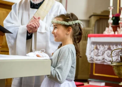 Mädchen bei kirchlicher Trauung in Kirche Mariae Heimsuchung, Holzkirchen. Hochzeitsfotografie in Oberbayern.