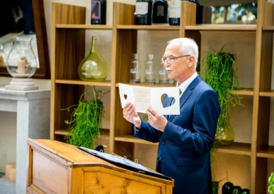 Mann liest bei einer freien Trauung im Gasthof Stangl. Hochzeit in Neufarn bei Muenchen festgehalten von einem Fotografen.