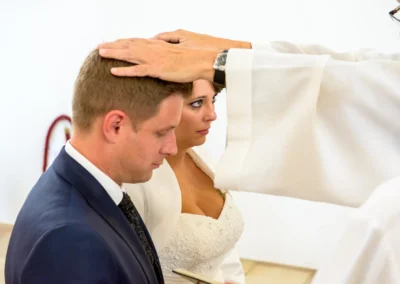 Priester segnet Braut und Bräutigam bei kirchlicher Trauung in Gilching. Hochzeitsfotografie nahe München.