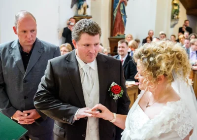 Brautpaar tauscht Ringe in der Frauenkirche Osterwarngau bei kirchlicher Trauung. Hochzeitsfotograf aus Bayern.