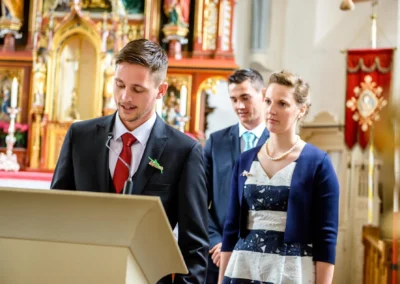 Personen bei kirchlicher Trauung in Holzkirchen, Kirche Mariae Heimsuchung. Hochzeitsreportage in edlen Outfits.
