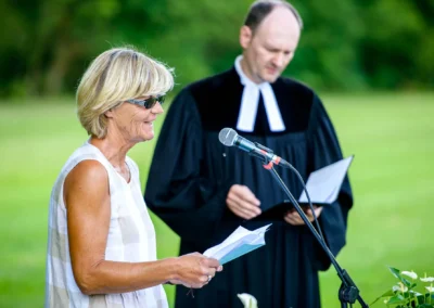 Frau und Pastor bei freier Trauung im Freien, aufgenommen in FFB, Hochzeitsreportage von Hochzeitsfotograf.
