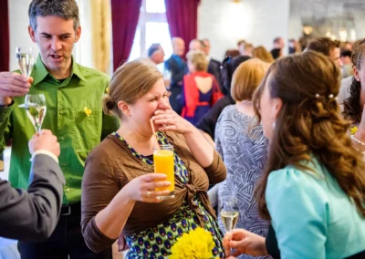 Hochzeitsfeier im Kurhaus mit Gaesten beim Anstossen, eingefangen von einem Hochzeitsfotografen aus Oberbayern.