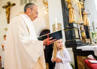 Priester bei kirchlicher Trauung mit Maedchen in Ottendichl nahe Muenchen. Hochzeitsreportage Oberbayern.