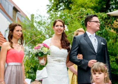 Braut in weissem Kleid und Blumenstrauss bei freier Trauung am Gut Schloss Sulzemoos. Hochzeitsfotograf München.