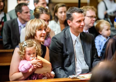 Familien bei der kirchlichen Trauung in Warngau, festgehalten in einer Hochzeitsreportage.