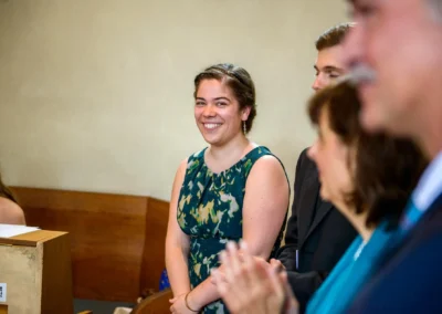 Lachende Frau in grünem Kleid bei kirchlicher Trauung in der neuapostolischen Kirche, Hochzeitsfoto in Oberbayern.