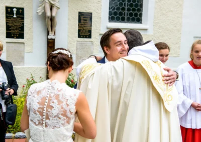 Hochzeitsfotograf fängt die Freude bei der kirchlichen Trauung in der Dorfkirche Moosach ein.