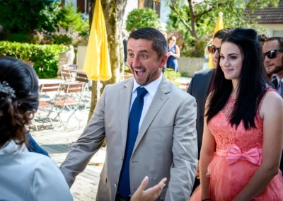 Gäste bei Hochzeitsfeier im Gasthof Widmann, emotionale Momente festgehalten von Hochzeitsfotografen.