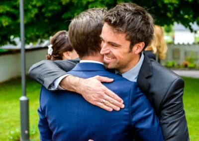 Glückliche Umarmung bei Hochzeit im Eventstadl zur Alten Säge, festgehalten von Hochzeitsfotograf in Oberbayern.