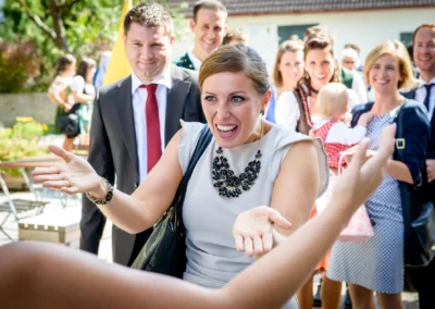 Gäste bei Hochzeitsfeier im Gasthof Widmann, Gesichter voller Freude, Hochzeitsfotografie nahe München.