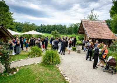 Gäste bei einer Hochzeit im Freien auf Gut Georgenberg. Hochzeitsreportage mit malerischer Kulisse in Oberbayern.