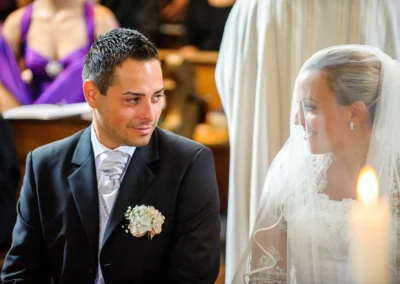 Braut und Brautigam bei kirchlicher Trauung in Ottendichl, Hochzeit mit Kerzenlicht und Blumen im Anzug.