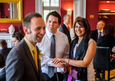 Gäste lachen bei einer Hochzeit im Kurhaus Bad Tölz, festgehalten von einem Hochzeitsfotografen.
