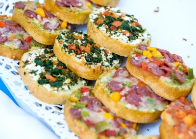 Bunte Bruschetta-Scheiben bei einer Hochzeitsfeier nahe München, festlich angerichtet auf einer Servierplatte.