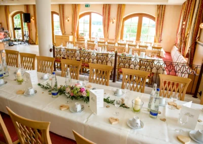 Elegante Hochzeitsdekoration auf langer Tafel in Altwirt bei Hochzeit in Oberbayern, nah bei Muenchen.