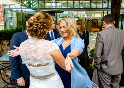 Gäste bei einer Hochzeit im Gutsgasthof Stangl, Neufarn, umarmen und feiern freudig gemeinsam den besonderen Anlass.