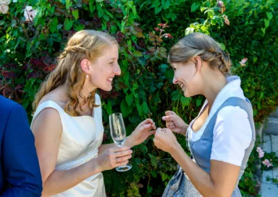 Braut im Gespraech mit Gast bei Hochzeit nahe Starnberger See, Hochzeitsfotografie.
