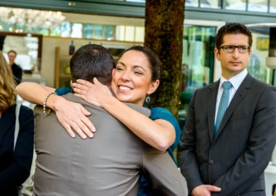 Glücklicher Moment bei der Hochzeitsreportage im Gutsgasthof Stangl. Freude und Emotionen der Hochzeitsgaeste.