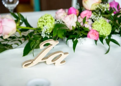 Hochzeitsdetail mit Blumendekoration und Ja-Schriftzug, aufgenommen bei einer Hochzeit in Oberbayern.