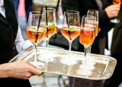 Kellner serviert Aperitifs bei Hochzeit im Gutsgasthof Stangl. Hochzeitsfotograf Neufarn bei Muenchen.