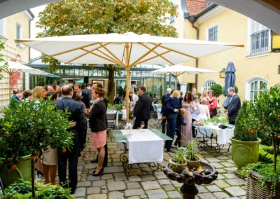 Hochzeitsgesellschaft im Freien bei Gutsgasthof Stangl. Hochzeitsreportage bei angenehmer Feieratmosphaere.