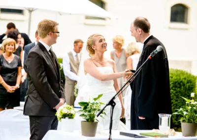 Brautpaar bei freier Trauung im Brucker Land, Hochzeitsfotografie mit emotionalem Moment und Freude.