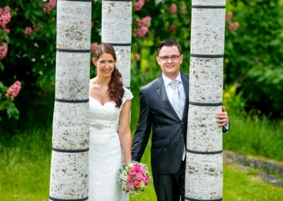 Brautpaarshooting im Gruenen bei Schloss Sulzemoos, Braut mit Blumenstrauss, Hochzeitsfotografie im Freien.
