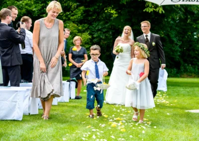Blumenkinder und Brautpaar bei freier Trauung im Brucker Land, festgehalten von einem Hochzeitsfotografen.