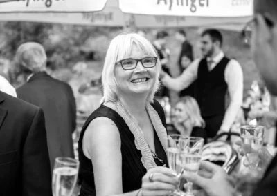 Fröhliche Hochzeitsfeier mit Sekt an der Schliersberg-Alm, festgehalten in einer Hochzeitsreportage.