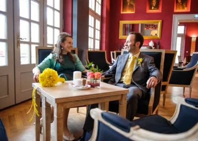 Paar lacht bei Hochzeit im Kurhaus Bad Tölz. Hochzeitsfotograf fängt glücklichen Moment ein. Hochzeitsfoto in Oberbayern.