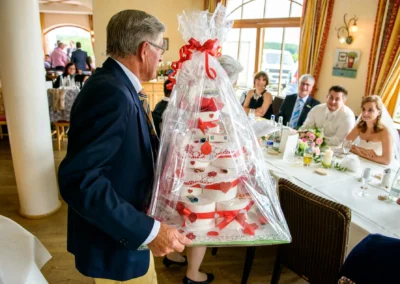 Hochzeitsfeier in Altwirt: Gast ueberreicht ein Geschenk. Hochzeitsreportage von einem Hochzeitsfotograf nahe Muenchen.