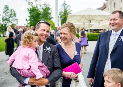 Gäste bei einer Hochzeit in Oberbayern, lachend und gesellig. Hochzeitsreportage am Tegernsee.