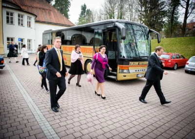 Gäste bei Hochzeit in Hechenberg steigen aus Bus. Hochzeitsfoto zeigt Ankunft zum Fest.