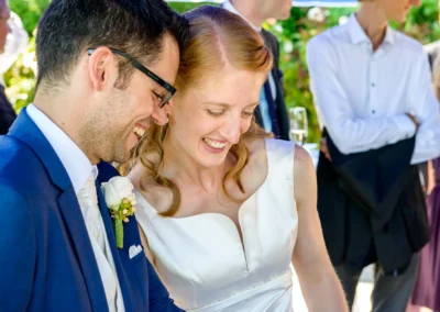 Brautpaar laechelt bei der Hochzeit nahe Starnberger See, festgehalten von Hochzeitsfotograf.