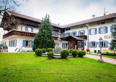 Bio Landhotel Moarwirt mit Garten, idealer Ort fuer eine Hochzeitsreportage in Hechenberg.