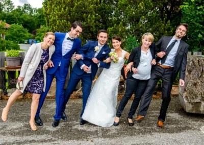 Fröhliche Hochzeitsgesellschaft bei einer Hochzeit im Eventstadl zur Alten Saege, perfekt fuer Hochzeitsfotografie.
