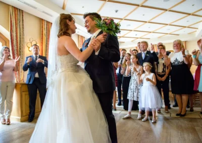 Brautpaar tanzt in Holzkirchen, Gaeste applaudieren. Aufnahme bei einer Hochzeit, Hochzeitsfotografie nahe Muenchen.