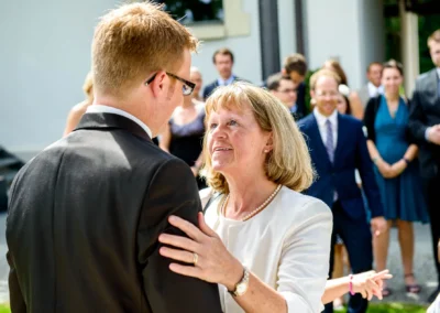 Gaste bei einer Hochzeit in Kloster Furstenfeld, Oberbayern. Hochzeitsreportage, emotionale Momente mit Hochzeitsfoto.