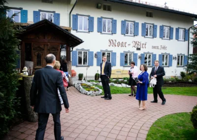 Hochzeitsgaeste beim Bio Landhotel Moarwirt, Hechenberg. Aufnahme von einer Hochzeit in Oberbayern.