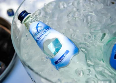 Flasche Wasser auf Eis bei einer Hochzeit in der Alten Gaertnerei Taufkirchen. Hochzeitsfotografie Moment.