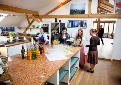 Hochzeitsfoto bei einer Feier im Bio Landhotel Moarwirt, Frauen beim Servieren von Getraenken am Tresen.