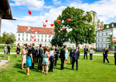 Hochzeitsgesellschaft bei Ballonfreigabe im Kloster Fuerstenfeld, nahe Muenchen, aufgenommen bei einer Hochzeitsreportage.