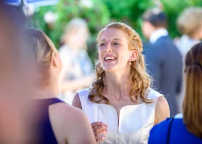 Braut im Gespraech bei Hochzeit, freundliche Atmosphaere, aufgenommen in Gasthof zur Post nahe Starnberger See.