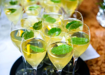 Glaser mit erfrischenden Getraenken bei einer Hochzeit im Bio Landhotel Moarwirt, dekoriert mit Minze und Zitrone.
