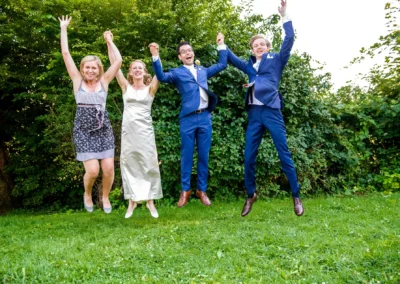 Gäste springen fröhlich bei einer Hochzeit nahe Starnberger See, begleitet vom Hochzeitsfotografen.