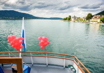 Herzballons auf einem Boot bei einer Hochzeitsreportage am Tegernsee in Oberbayern.
