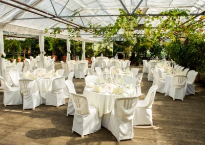 Elegant gedeckte Hochzeitstische bei einer Hochzeitsreportage in der Alten Gaertnerei Taufkirchen.
