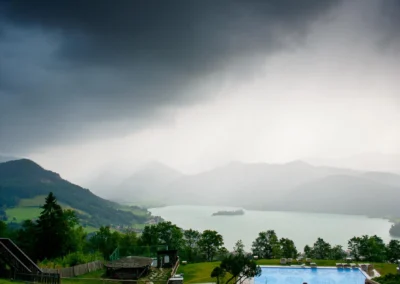 Landschaft bei Hochzeit am Schliersee, Blick auf See und Berge im Kreis Miesbach, stimmungsvolles Hochzeitsfoto.
